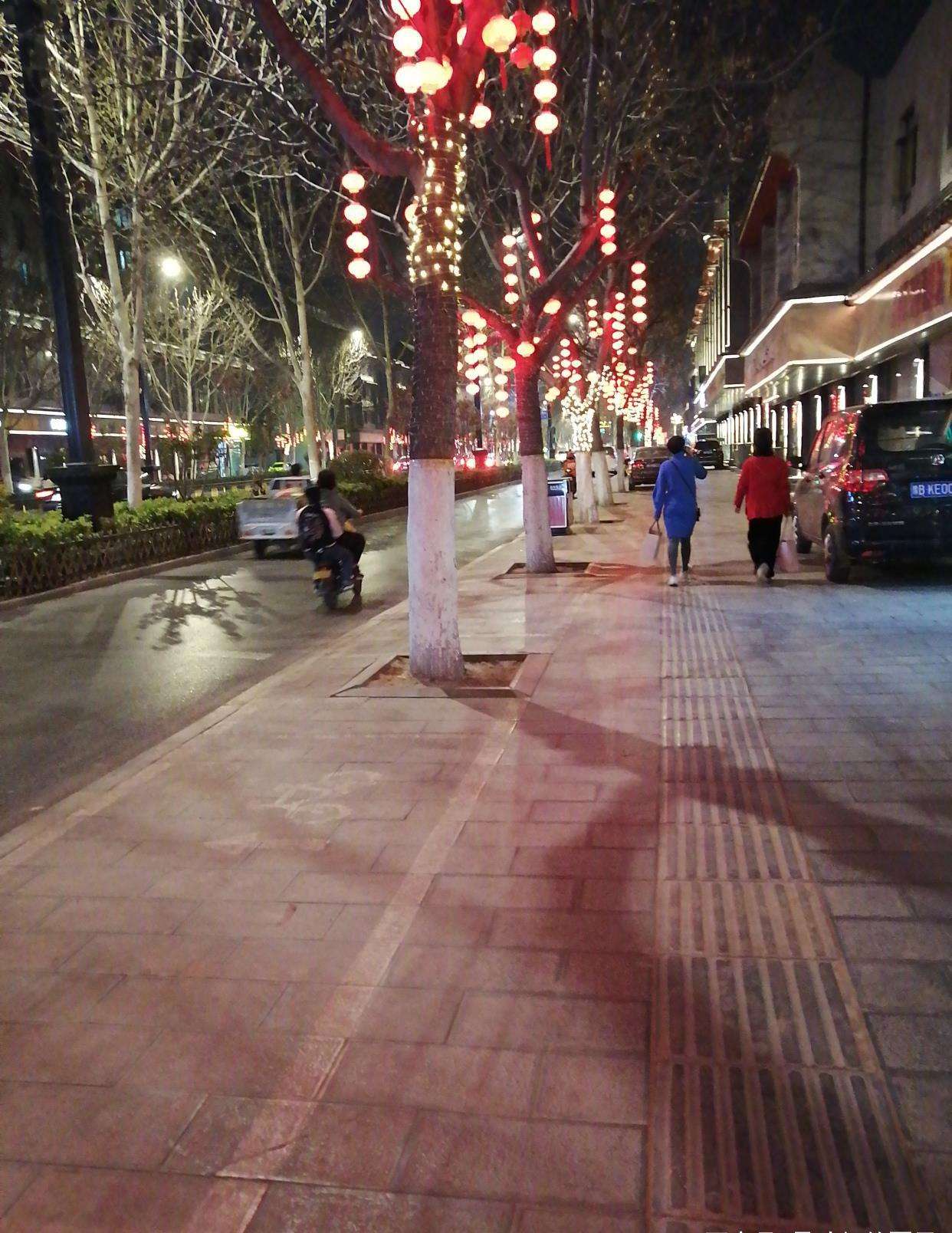 好不热闹的意思是热闹还是不热闹，好不热闹